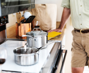 waiting for water to boil to make spaghetti