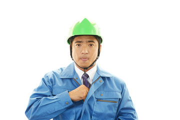 真剣な表情の作業員