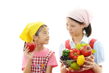 料理を楽しむ女の子