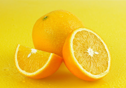 Pomarańcze na żółtym tle