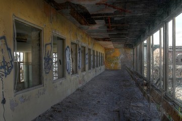 Verlassene Halle mit Fenster