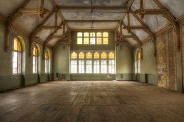 Oude zaal in een verlaten ziekenhuis in Beelitz