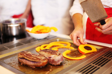 Fleisch mit Kürbis auf Grillplatte