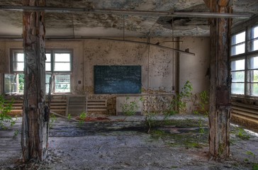 Fototapeta na wymiar Stare opuszczone szkoły
