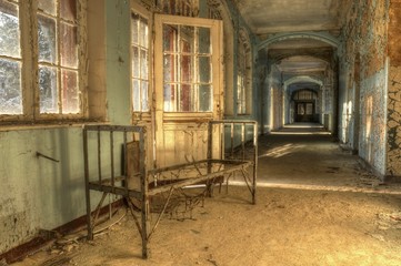 Fototapeta na wymiar Stare łóżko w opuszczonym szpitalu