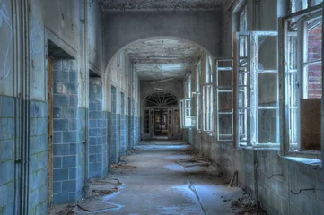 Deurstickers Oud Ziekenhuis Beelitz Gang in een verlaten ziekenhuis in Beelitz