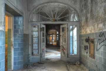 Selbstklebende Fototapete Altes Krankenhaus Beelitz Alter Korridor in einem verlassenen Krankenhaus