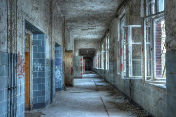 Korridor in einem verlassenen Krankenhaus