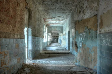 Selbstklebende Fototapete Altes Krankenhaus Beelitz Flur in dem verlassenen Krankenhaus in Beelitz