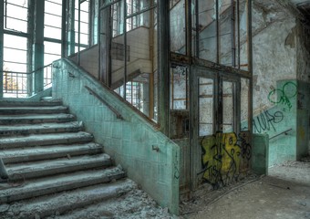Ancien ascenseur dans un hôpital abandonné de Beelitz