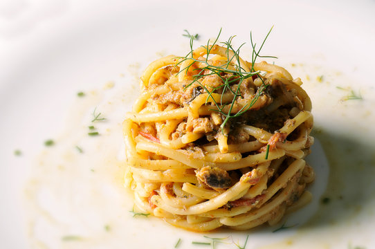 maccheroni con alici, uvetta e pinoli