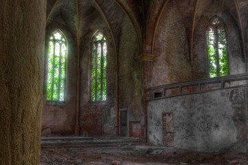 Fototapeta na wymiar opuszczony kościół