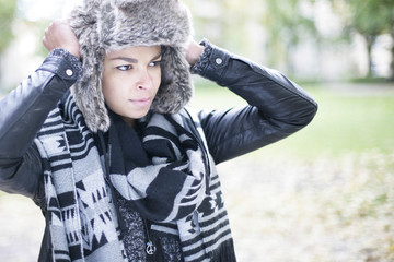 junge Frau mit Fellmütze © Peter Atkins