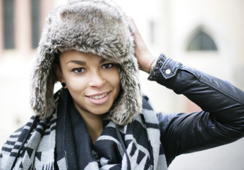 junge Frau mit Fellmütze © Peter Atkins