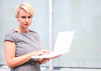 junge Geschäftsfrau