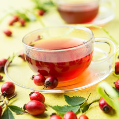 Heißgetränk aus Hagebutten