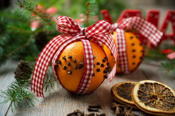 Weihnachtlich dekorierte Orangen