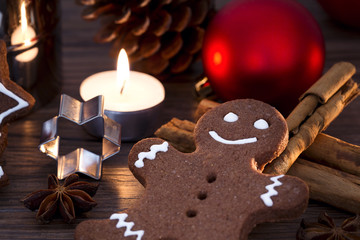 Fototapeta na wymiar Gingerbread man i inne ciasteczka świąteczne