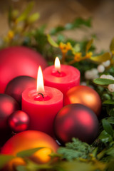 Fototapeta na wymiar Weihnachtsdekoration mit roten Kerzen
