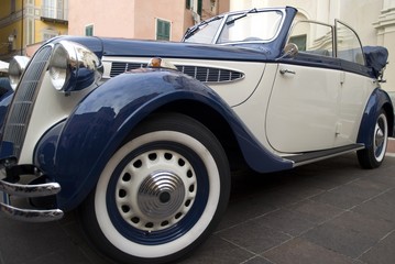 Close up of a BMW 327 parked in a street during raid of vintage cars in Imperia, Italy, October 19, 2013 © Dmytro Surkov