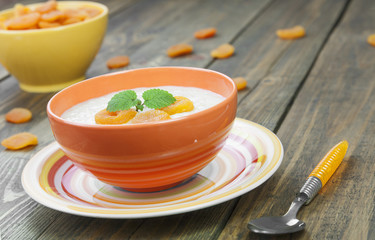 Oatmeal with dried apricots