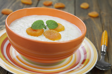 Oatmeal with dried apricots