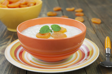 Oatmeal with dried apricots