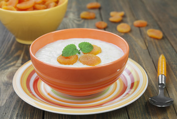 Oatmeal with dried apricots