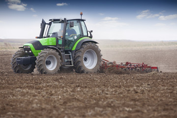 Obraz premium Field preparation for sowing wheat in autumn.