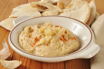Hummus with garlic and pita bread