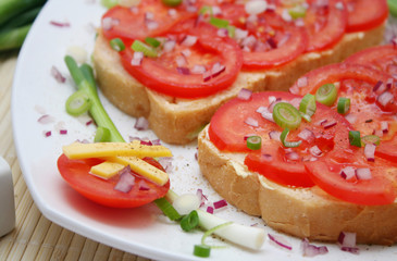 Fototapeta na wymiar tomate auf brot