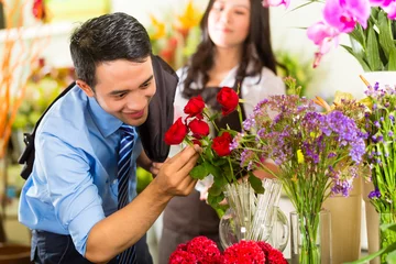 Crédence de cuisine en verre imprimé Fleuriste Vendeuse et cliente dans un magasin de fleurs