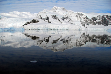 Fototapeta na wymiar mirror calm sea in antarctica