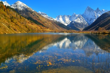 Fototapeta na wymiar Jezioro w Kaukazie