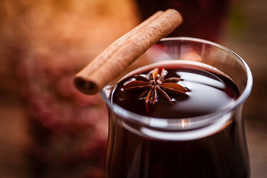 Gl&uuml;hwein mit anis und zimt