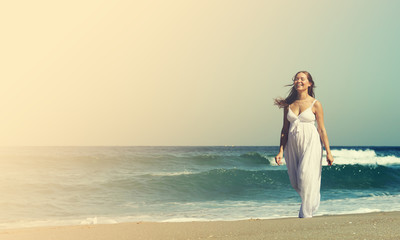 Fototapeta na wymiar beautiful pregnant woman standing on the beach. Photo in old ima