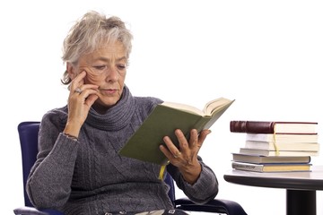 donna lettura seduta