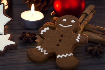 Obraz na płótnie Canvas Gingerbread man i inne ciasteczka świąteczne