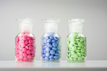Glasbehälter mit Tabletten