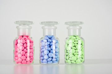 Glasbehälter mit Tabletten 02