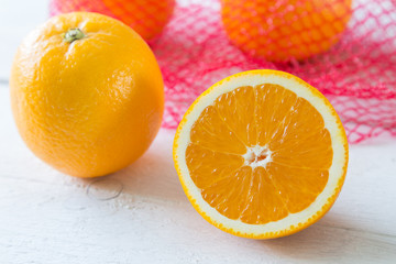 Orangen im Netz