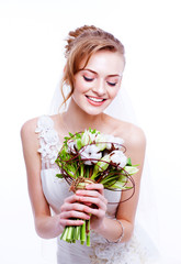 Bride portrait.Wedding dress. Wedding flowers.
