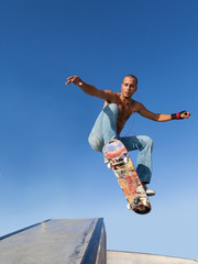 boy flying on a skateboard - obrazy, fototapety, plakaty