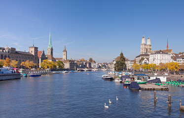Fototapeta na wymiar Zurych, widok wzdłuż rzeki Limmat
