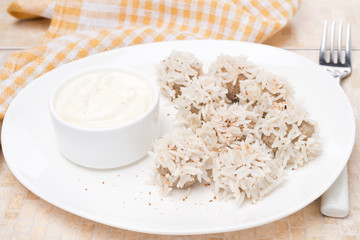 meatballs of beef with white rice and yogurt sauce