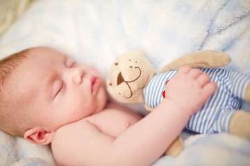 Niemowlę śpi z misiem © blizarre
