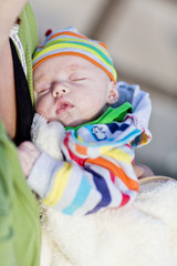 Niemowlę śpi na rękach