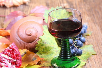 Glas Rotwein auf Weinlaub