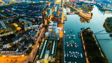 Düsseldorf bei Nacht © Roland Abel
