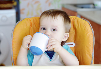baby drink from baby cup